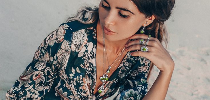 Difference Between Two Similar Gemstones - Moldavite vs. Malachite
