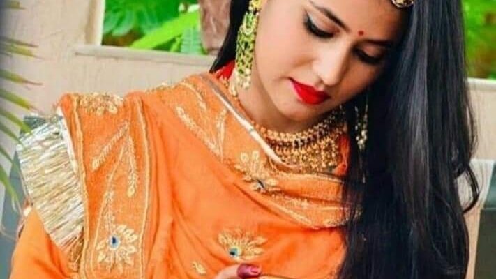 single rajputi dress photo pose