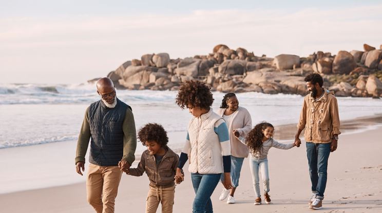What are some popular travel destinations for families with children?